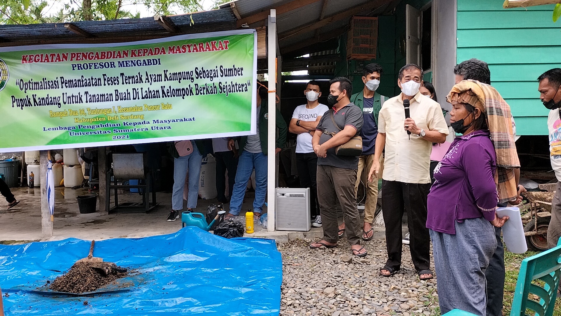 Prof. Dr. Ir. Darma Bakti, MS and Fuad Hasan, S.Pt, M.Si Conduct Community Service on Simple Processing of Chicken Feces as Fertiliser for Guava Plants